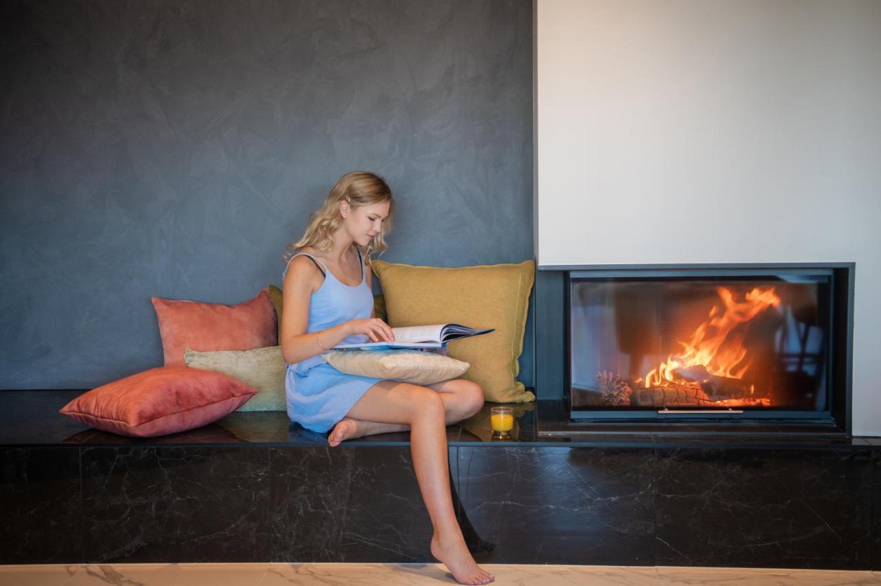 Galaxy Boutique Hotel Lac Tekapo Extérieur photo A woman reading a book by a fireplace