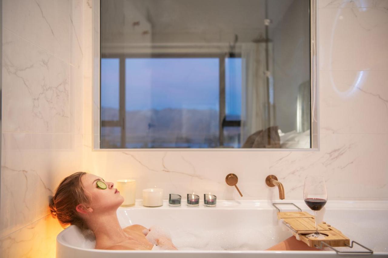 Galaxy Boutique Hotel Lac Tekapo Extérieur photo A woman relaxing in a bathtub